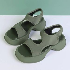 Strap sandals